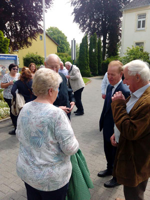 Beim Kirchplatz-Kaffee am 19.05.2019 (Pastor Hesse 2. v. r.)