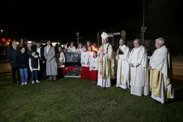 Bischof Geßmann mit Pfr. Schmitz, Diakon Becker, Pastor Schmidt sowie Bürgermeisterin Noll, der Familie Mayer als Spender des Förderwagens und Ministranten