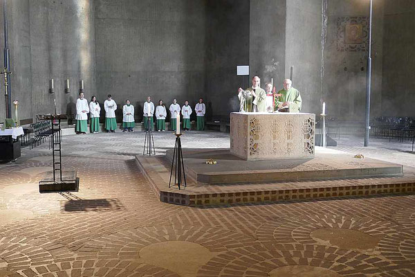 Pfarrer Schmitz inzensiert den Altar