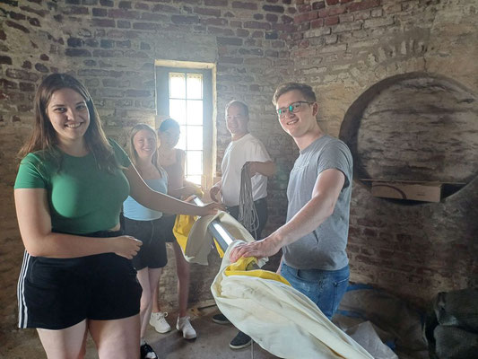 Einholen der Kirchenfahne, die von außen am Turm geweht hat