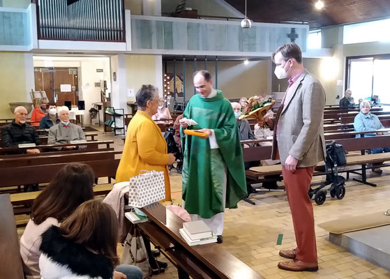 Petra Gewert mit Pfarrer Holger Schmitz und Pastoralreferent Bernd Fallbrügge