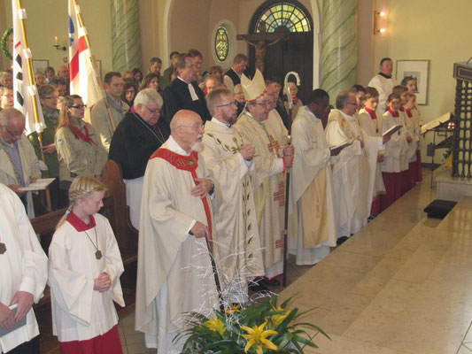 Einzug zum Pontifikalamt am 30.10.2016 zum 100-jährigen Kirchweihfest St. Josef