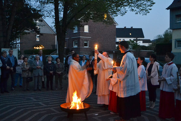 Osternacht: Entzünden der Osterkerze