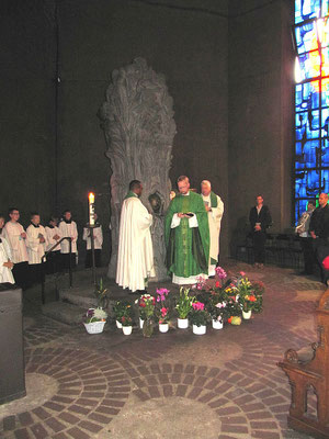2015: Die Geistlichen Dominik Ekweariri, Pfr. Burkhard Schmelz und Pfr. Wieland Schmidt (v.l.) beim Gnadenbild