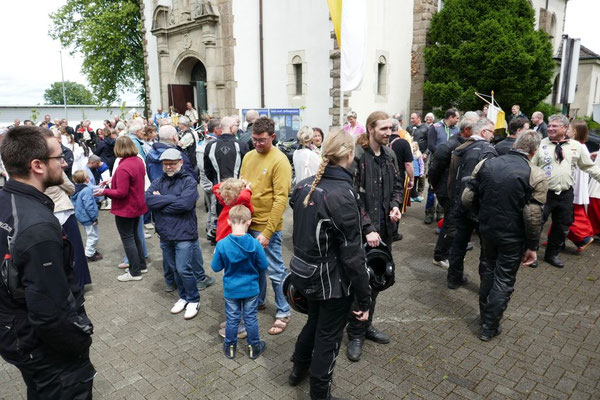 Blick auf den gefüllten Kirchplatz