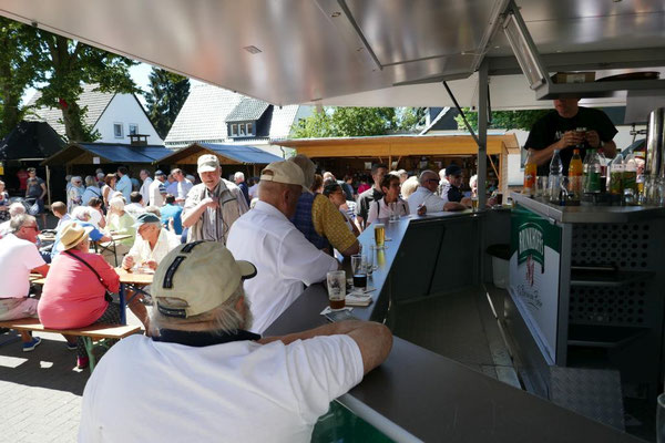 Blick am Bierstand vorbei zum Festplatz hin