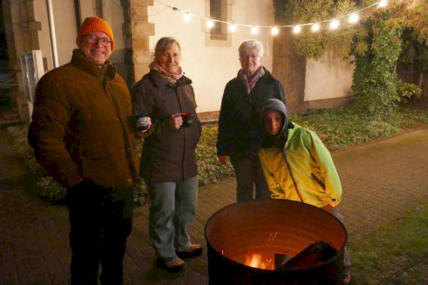 Nach der Hl. Messe auf dem Kirchplatz an der Feuertonne