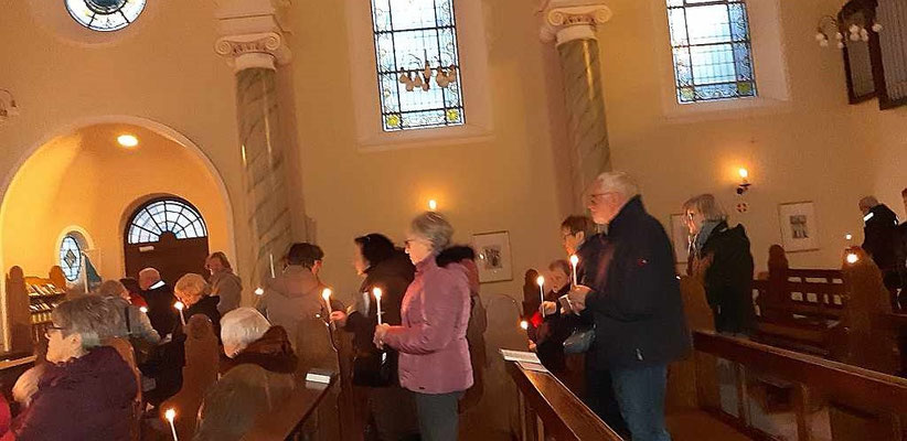 Jeder Gottesdienstteilnehmer erhellt mit seiner Kerze den Kirchraum