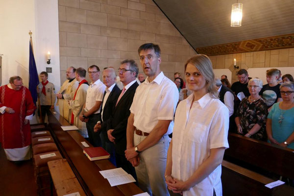 Gemeinde beim Festgottesdienst, u. a. mit Bürgermeister Ulli Winkelmann (1. Reihe Mitte)
