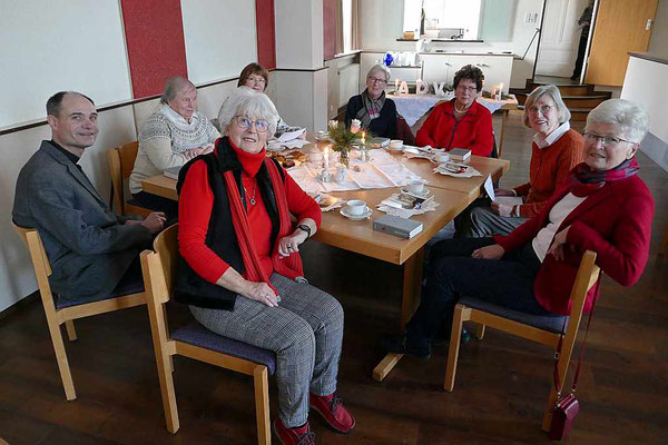 Gedankenaustausch bei Kaffee und Kuchen