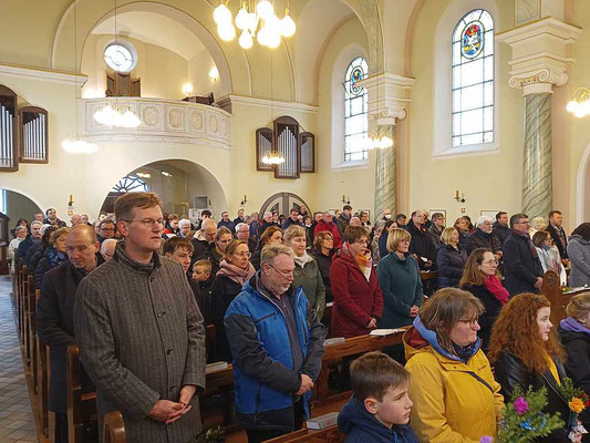 Viele Gläubige haben sich in der Kirche versammelt