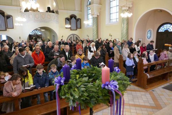 Blick in den vollbesetzten Kirchraum