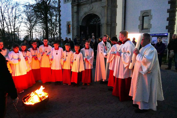 Osterfeuer vor der Osternachtmesse 2017