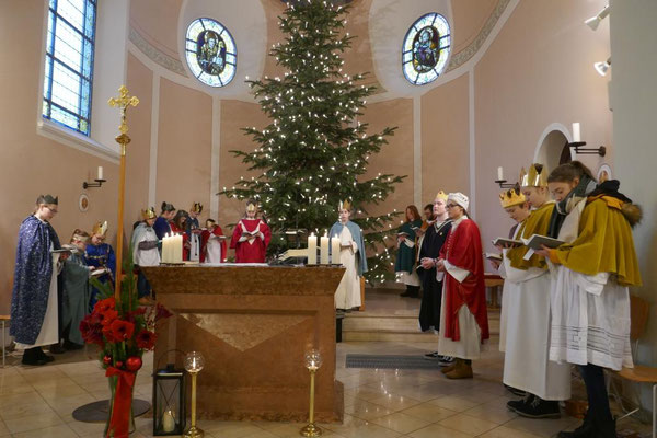 18 Sternsinger als Messdiener im Altarraum