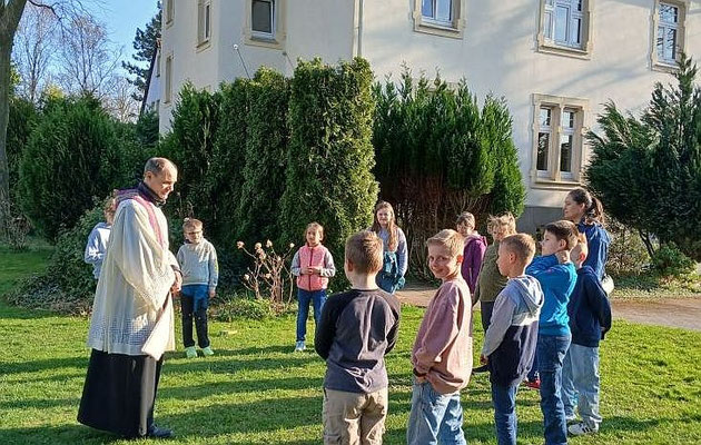 Pfarrer Schmitz spricht vor den Beichtgesprächen mit den Kindern