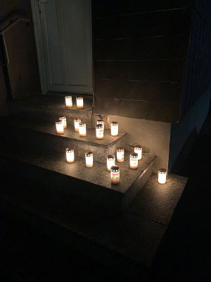 Auf der Treppe zum Seiteneingang ins Gemeindeheim