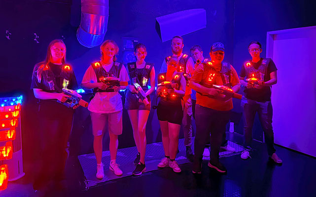 Messdienerinnen und Messdiener beim Lasertag
