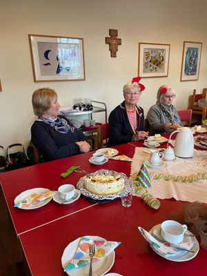 Foto anwesender, arnevlistisch gekleideter Damen