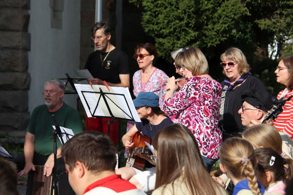 Der Kreis für junge Musik unterstützt musikalisch den Gesang