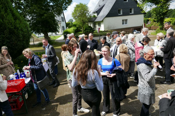 Auch lange nach der Messe und Prozession hielt man sich noch auf dem Kirchplatz auf