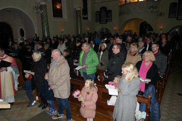 Gläubige in der voll besetzten Kirche