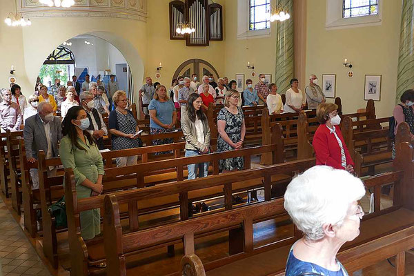 Gläubige am Ende der Feier in der Kirche