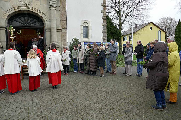 Gläubige auf dem Kirchplatz