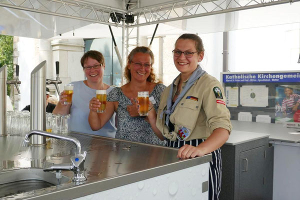 Freundliche Bedienungen am Bierwagen