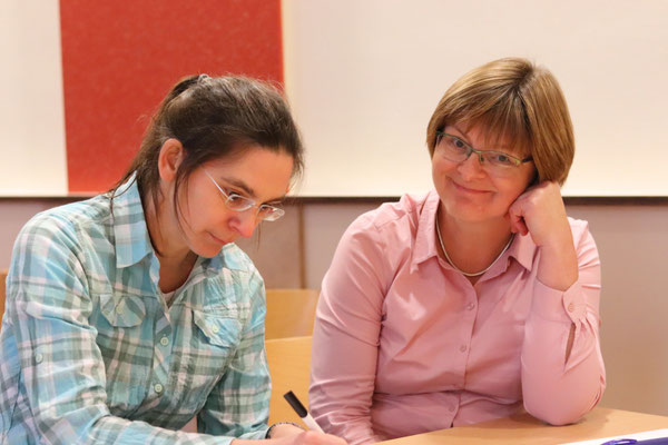 Die frisch gewählte Kassenwartin Claudia Schneider (r.) neben ihrer Schwester