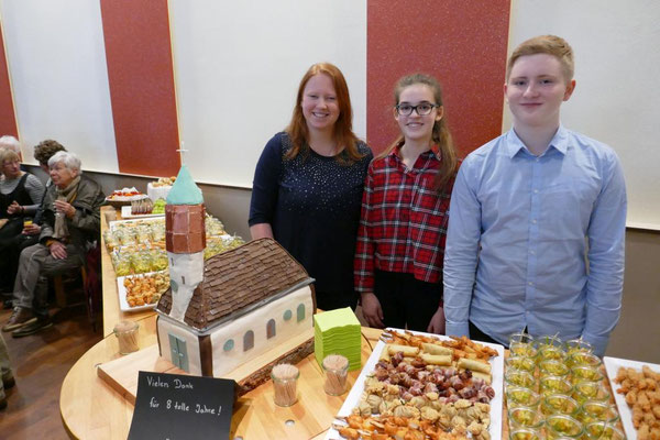 Messdiener hinter der von ihnen gebackenen Kirche St. Josef