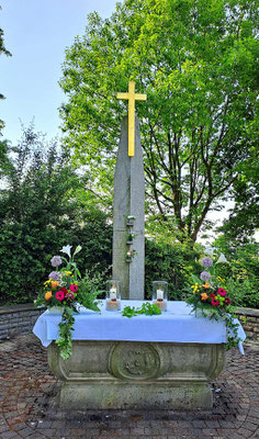 Der von den Frauen der KFD geschmückte Altar auf dem Friedhof