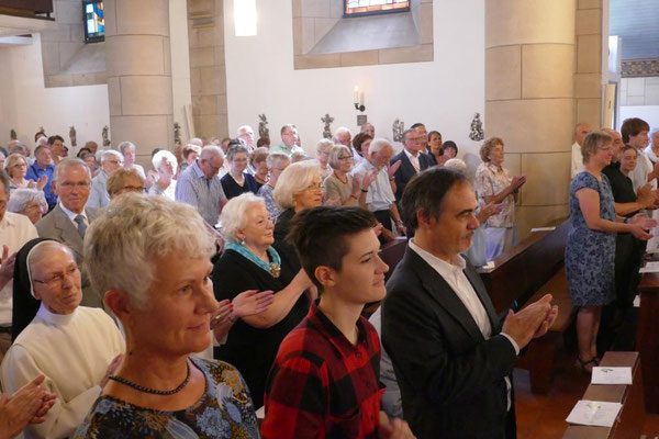 Gemeinde beim Festgottesdienst