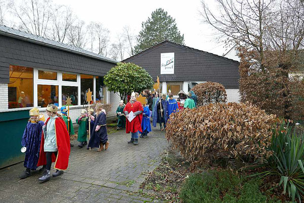 Sternsinger nach dem Besuch im Kindergarten