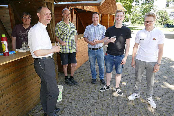 Nachbesrpechung am Würstchenstand