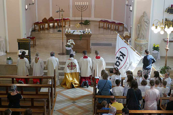 Zurück in der Kirche vor dem Schlusssegen