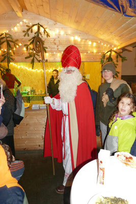 Der Nikolaus beschert die kleine Gäste