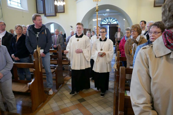Messdiener beim Einzug in die Kirche