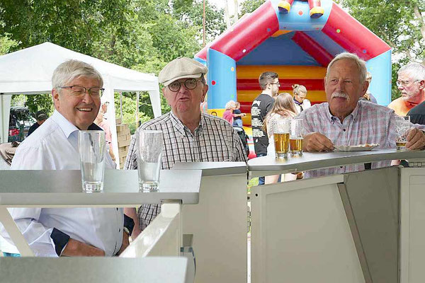 Intensive Männer-Gespräche am Bierwagen