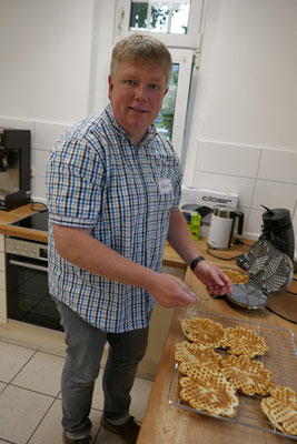 Hubert Graffmann backt schon einmal leckere Waffeln