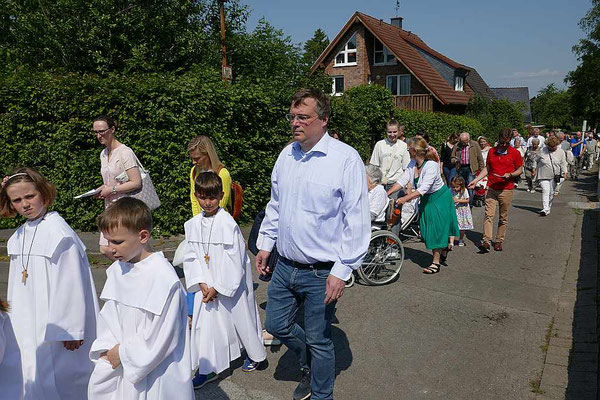 Kommunionkinder und Katechet Matthias Mayer in der Prozession