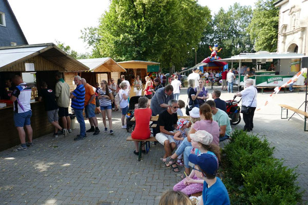 Blick über einen Teil des Festplatzes