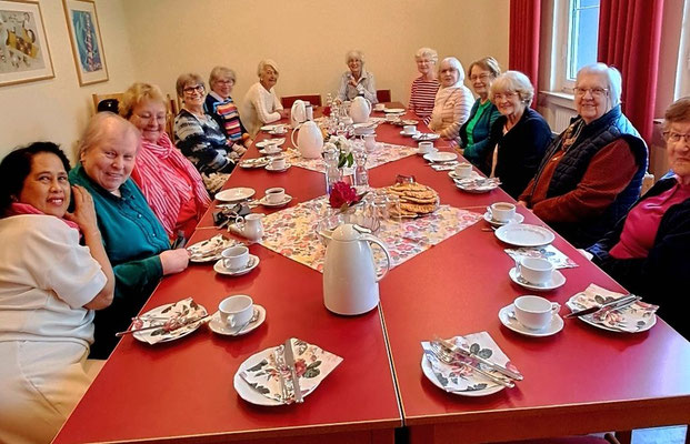 kfd-Frauen nach der Maiandacht am Tisch im Gemeindeheim beim Kaffeetrinken mit frisch gebackenen Waffeln
