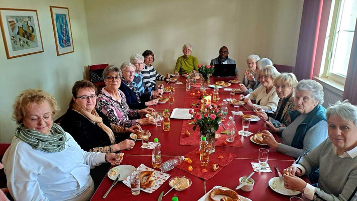 kfd-Frauen zusammen mit Pastor Dominic beim Kaffeetrinken nach der Rosenkranzandacht