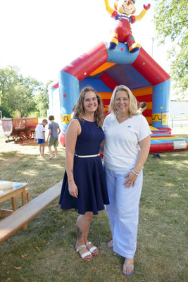 Das Leitungsteam des Kindergartens mit Rebecca Rose (Stellv.) und Nadine Herrmann (Leiterin) vor der Hüpfburg