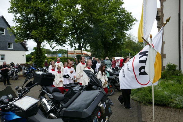 Beginn der Fronleichnmasprozession durch die Kortenstr.