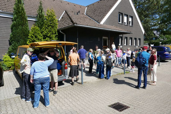 Blick auf den Platz vor dem Gemeindeheim beim Eintreffen der Kinder mit ihren Eltern