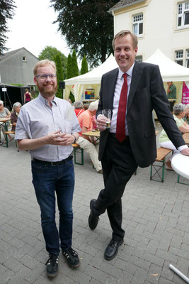 Burkhard Schmelz im Gespräch mit Pfr. Hayungs von der ev. Schwestergemeinde