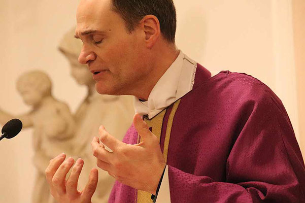 Pfarrer Schmitz beim Gebet