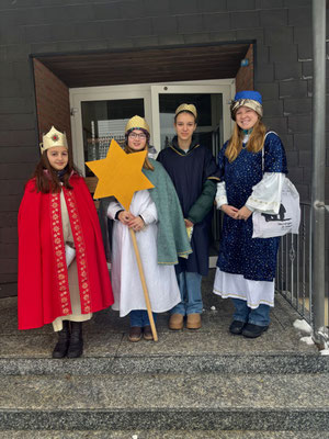 Sternsingergruppe bereit zum Start zu den Menschen in der Gemeinde
