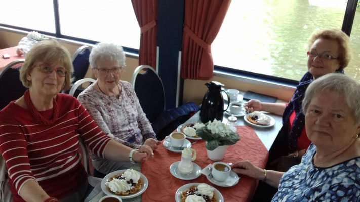 Kaffeepause während der Schifffahrt